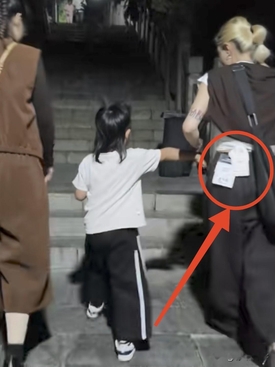 不知道这位妈妈如果面对女儿询问为什么不拆吊牌的时候，会怎么回答？说是忘了摘还是说