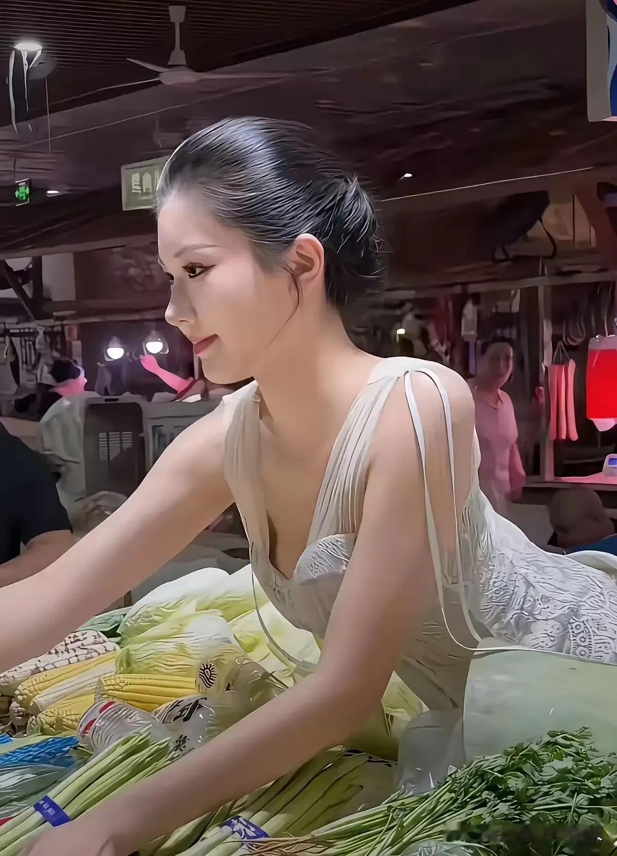 “卖菜西施”火了。
一天卖出1吨菜。
大爷大妈排队围观。
还价都不好意思。
菜市
