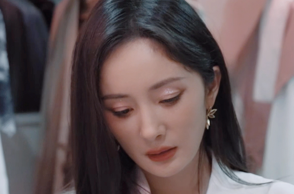 黑长直杨幂又带着有文化的眼镜出现啦~幂姐要不咱别那么抽象了呗[允悲] ​​​