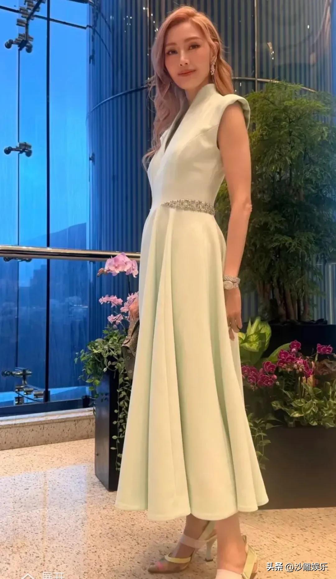 56岁李嘉欣，高调晒照！

6月19日，端午节当天，“最美港姐”李嘉欣一张合照又