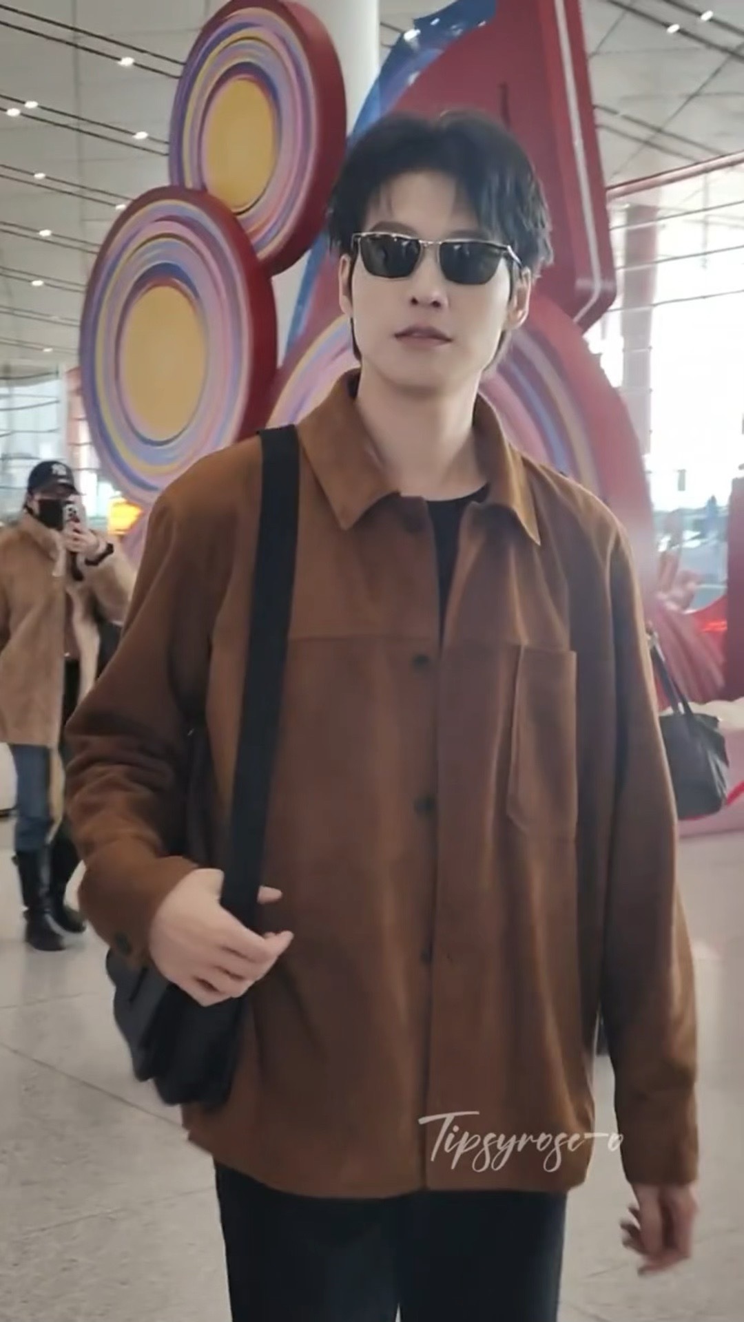 大勋出发去巴黎啦！还在边走边收信魏大勋北京出发巴黎路透