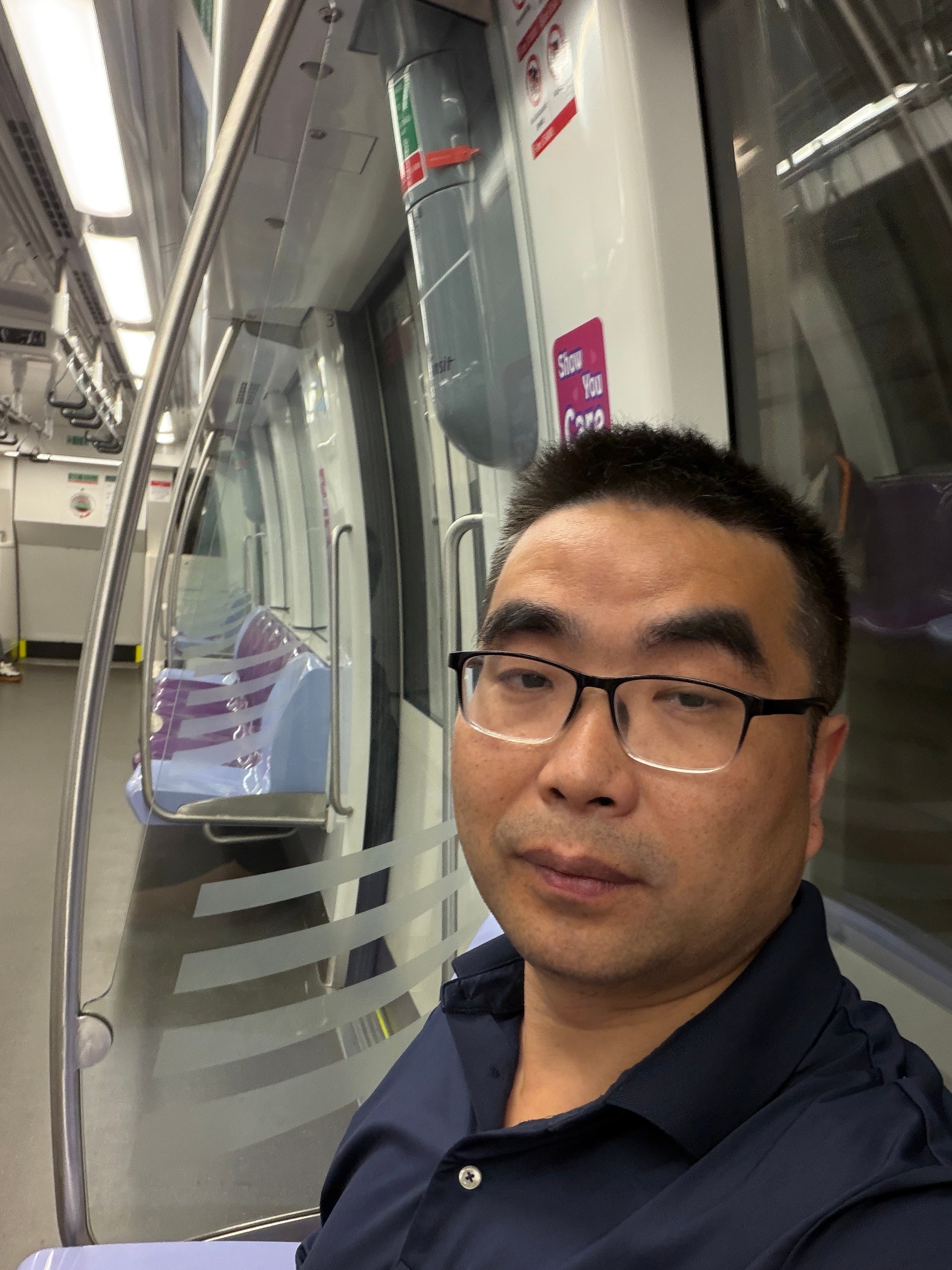 9:30 牛车水地铁站，上车后几乎没人，这不是应该正高峰吗？在北京的话。 