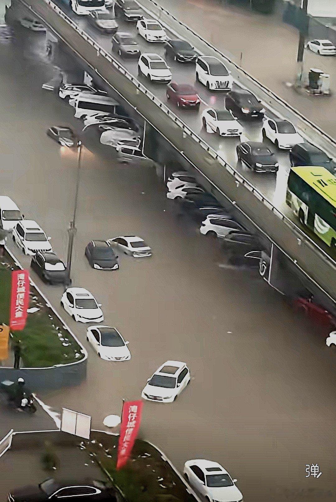 这些走在路上被雨水泡了的车有赔偿吗 