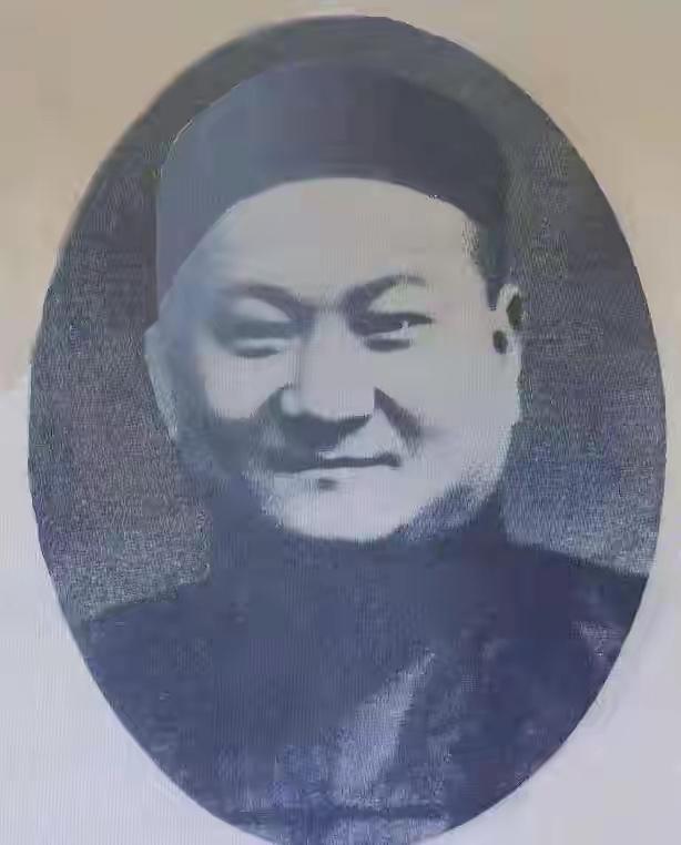 他是民国青帮大佬，仅他善终，比杜月笙辈分高，杜月笙对他很敬重，抗日有大功，与地下