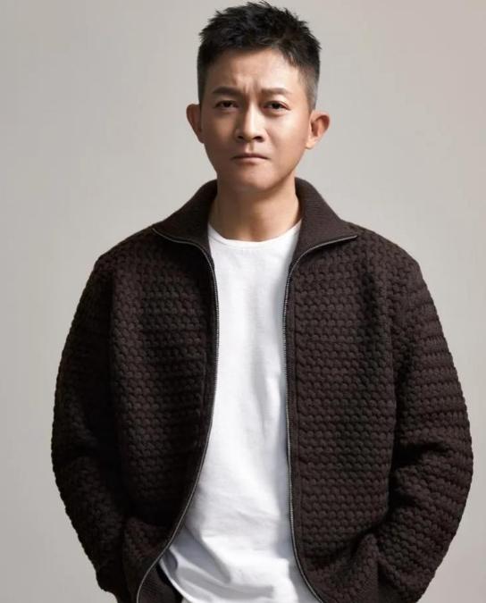 [微风]2013年，李静问岳丽娜：“你是否会嫉妒郭靖宇对杨志刚的宠爱？”岳丽娜脱