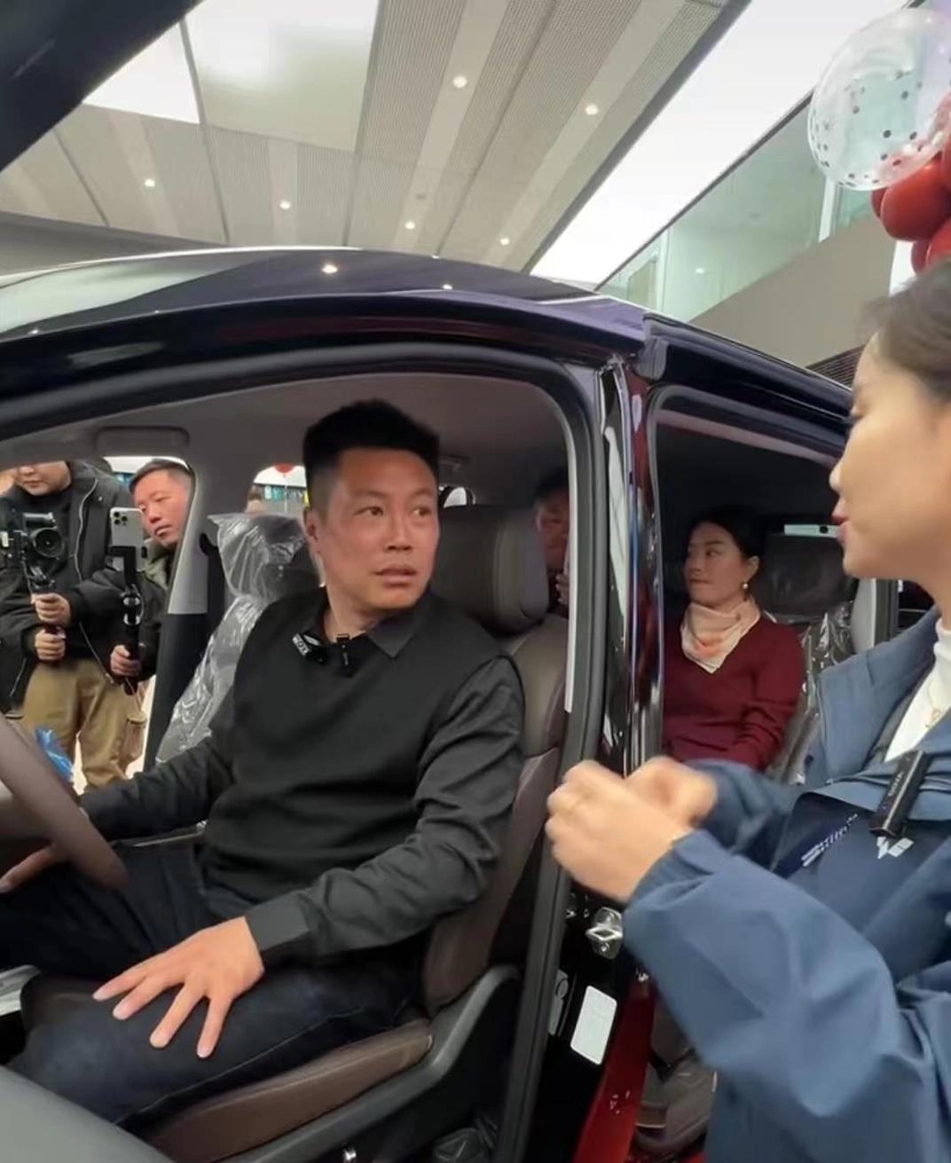 那辆跑了14万公里的五菱面包车，终于“退休”了。

开它的，是39岁的河南乡村画