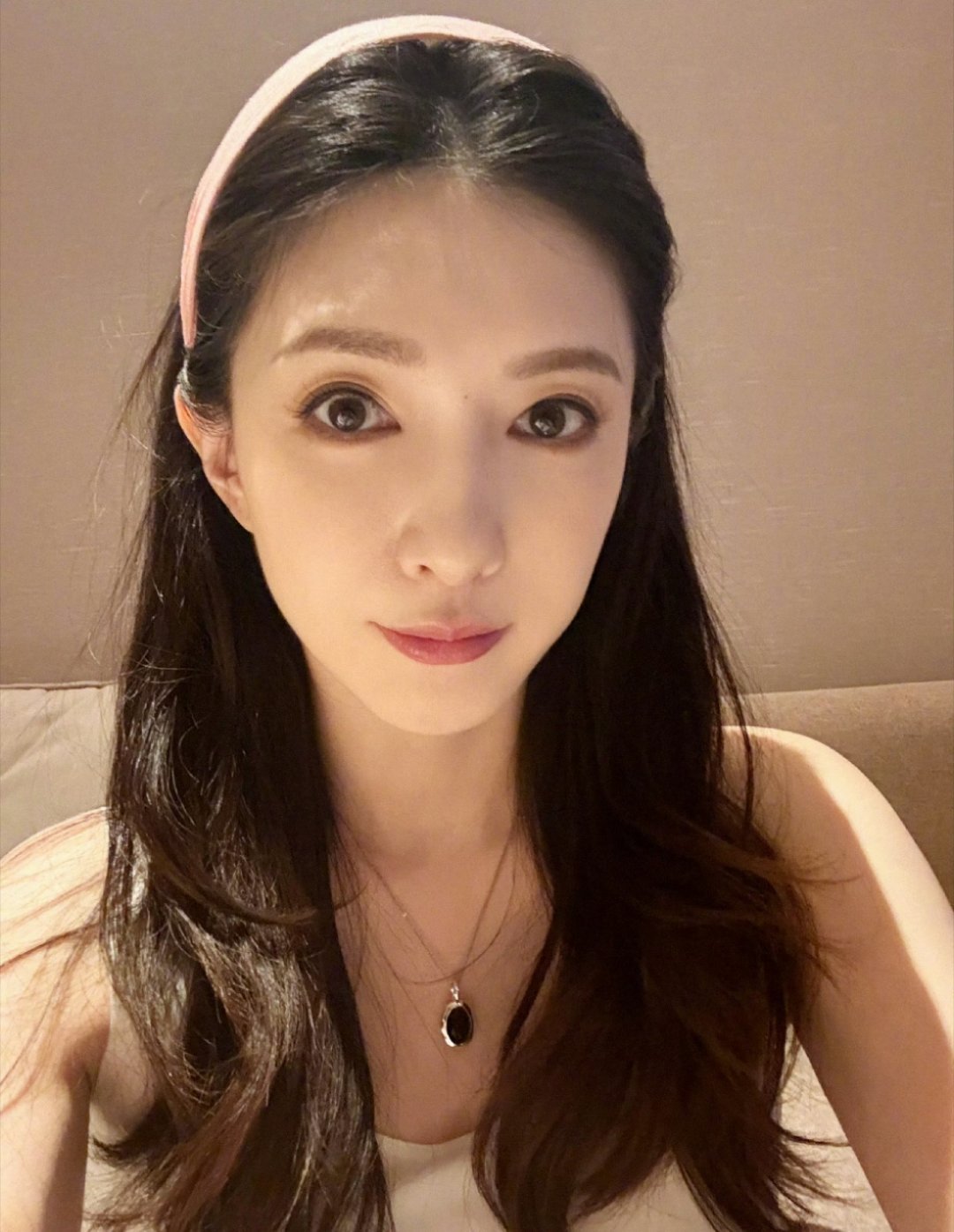 天呐，阳光下的江疏影好美，闪闪发光的大美女一枚哦[嘻嘻][嘻嘻] ​​​