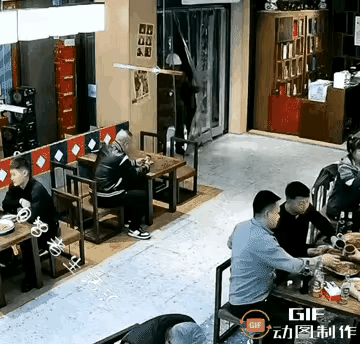 一位农民工兄弟走进一家饭馆，跟老板说打包两份饺子，顺手把安全帽放在前面的桌子上，