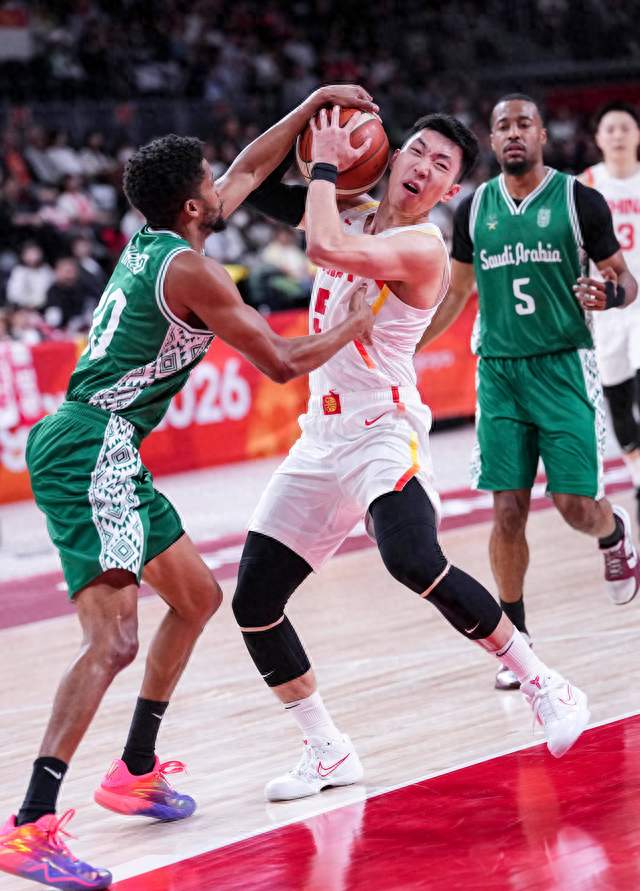 87-78险胜沙特！中国男篮进四强，廖三宁30分庞峥麟6中0