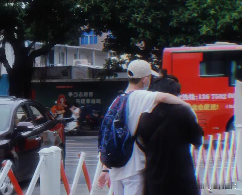 真正好的爱情，从来不是一个人拼命撑着，另一个人理所当然接受。
是两个人都愿意敞开