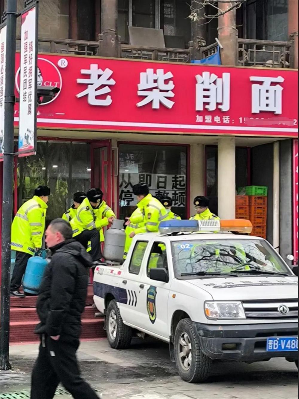 #顾客吐槽春节加价被赶出面馆# 春节人工费用是平常的3倍，成本上涨，价格上涨也说