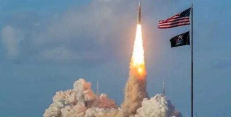 据国家报报道，奥赖恩号飞船在驶向月球的 30 小时后，四名乘员竟在太空中公开承认