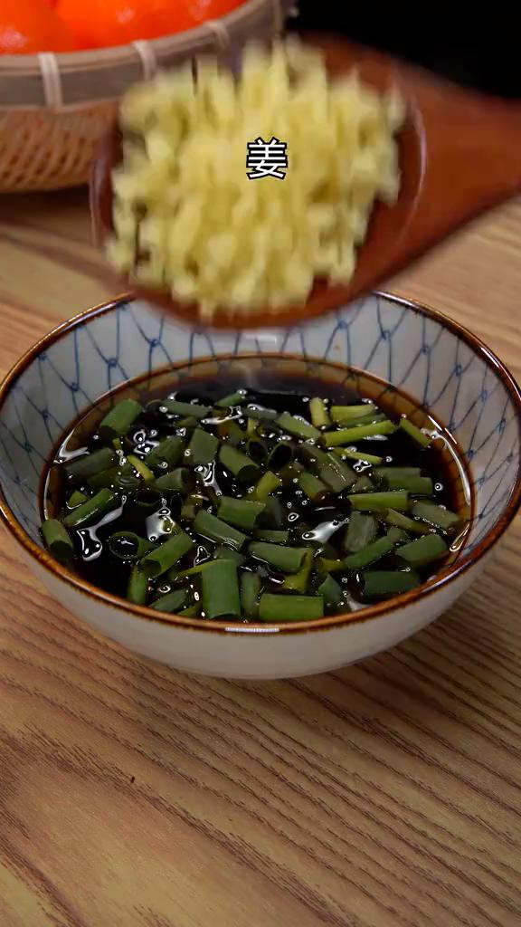 我喜欢吃白斩鸡。
·酱油、醋、香油、葱、姜、蒜、糖、味精整个都搅和在一块。
·然
