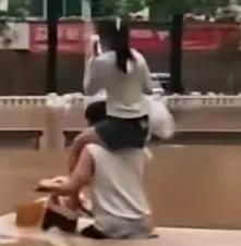 镜头里洪水已漫进城市的大街，一个男孩仍骑着车行驶着，黄色的泥水淹到坐垫了。
他骑