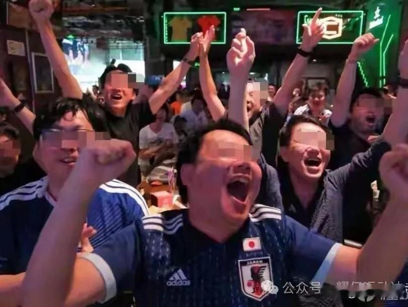 足球无国界，球迷有祖国…上海足协的倡议书，表面是回应球迷穿日本队服观赛的争议，实