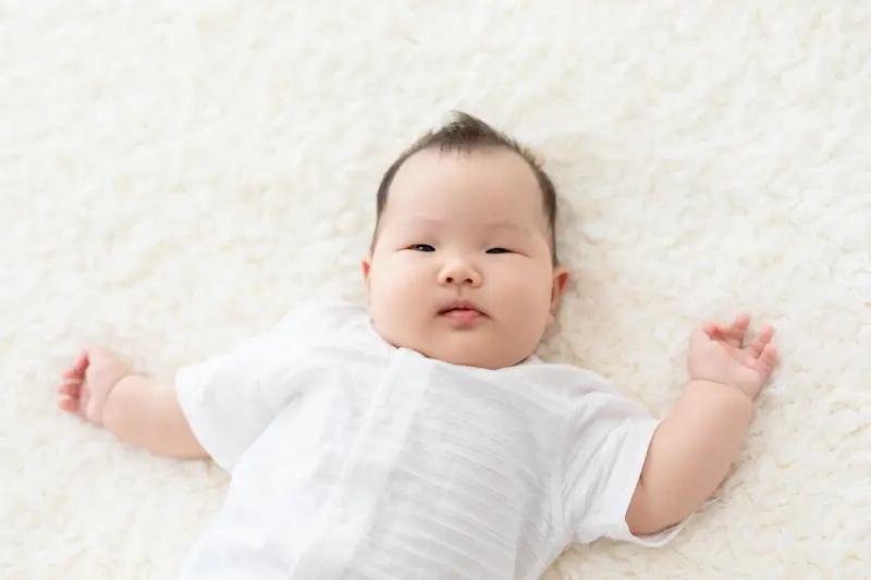 带宝宝的日子虽累，却总有暖心瞬间治愈一切。有位妈妈，女儿幼儿园表演，本以为胆小的