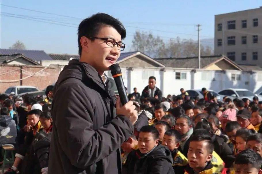 #我散发着浓浓不挣钱的气息#他自嘲说自己没学会怎么挣钱，但他一直坚持着从未放弃，