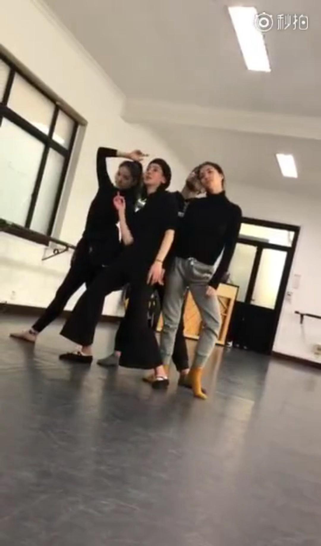 一直以为她的清冷氛围感是后天塑造，原来从校园时期就自带舒展大方的骨相优势，不笑时