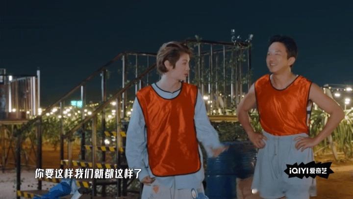 邓超把裤子穿成抹胸了鹿晗不允许邓超自己丑哈哈哈哈哈 邓超把裤子穿成抹胸的瞬间，我