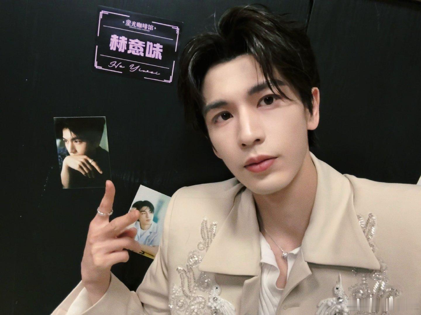 张凌赫孙千身高好搭懂事的导演已经给张凌赫孙千递本子了 孙千长腿搭配张凌赫挺拔身形