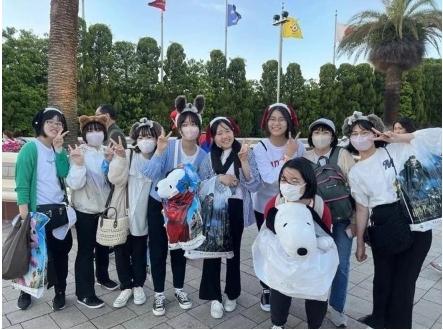 很多人不知道美国人在日本有多猖狂，29日，在日本京都进行集体旅行的13岁中国女中