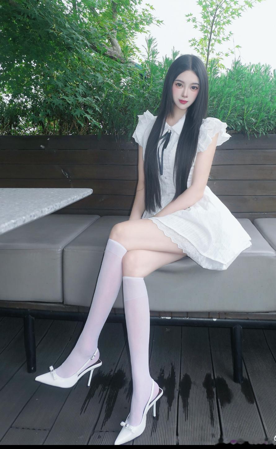 洋洋高锐·红尘偶遇◎古人……云“花过雨，又是一番红素”多好多美的是一句诗呀◎望着