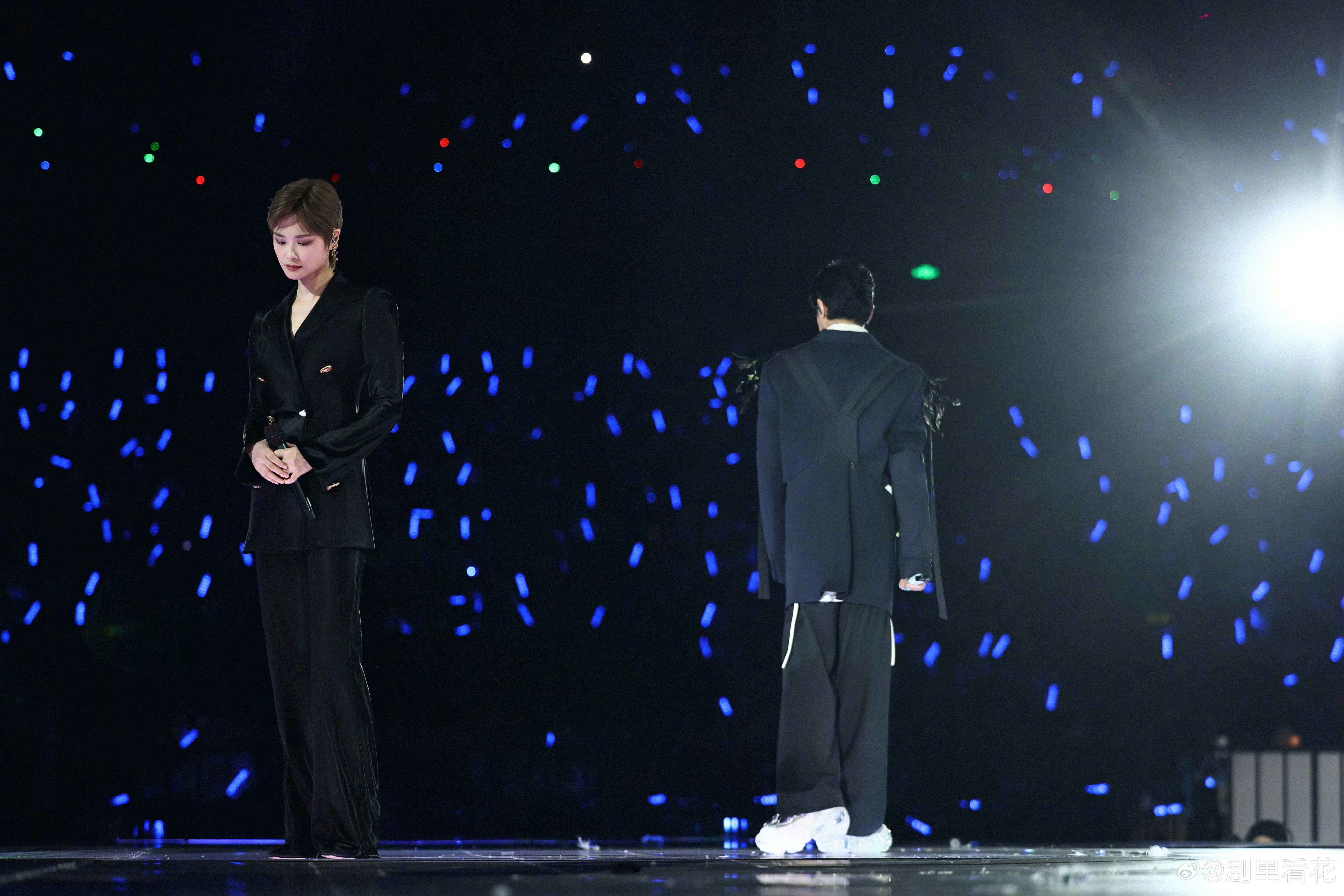 李宇春吴青峰新歌预告 被《春雨里》的歌名设计狠狠戳中！倒过来就是李宇春，搭配吴青