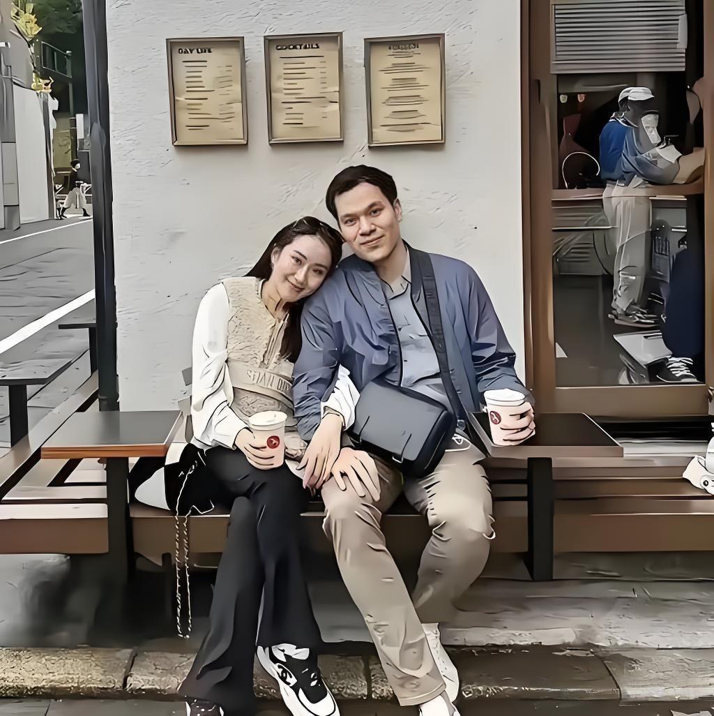 很多人说，佩通坦嫁给了泰王侄子，也是王室的人，竟然一点忙都没帮到，我觉得是大错特