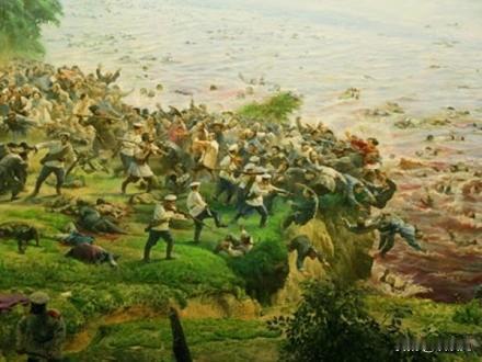 1900 年 7 月的黑龙江正赶上汛期，江面宽阔、水流湍急。就在江边，一群手无寸