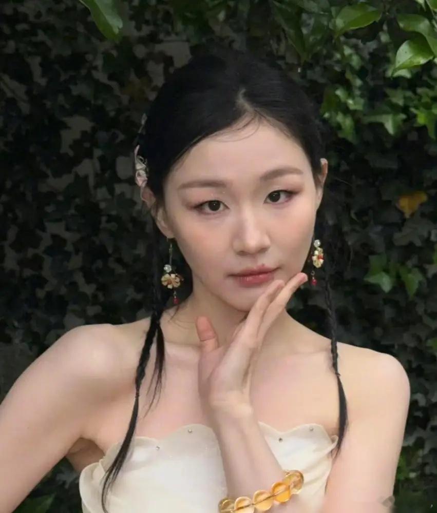 当着迪丽热巴的面，金靖直接说：你好美，心好丑。全场都僵住了。热巴脸一沉，她立马跟