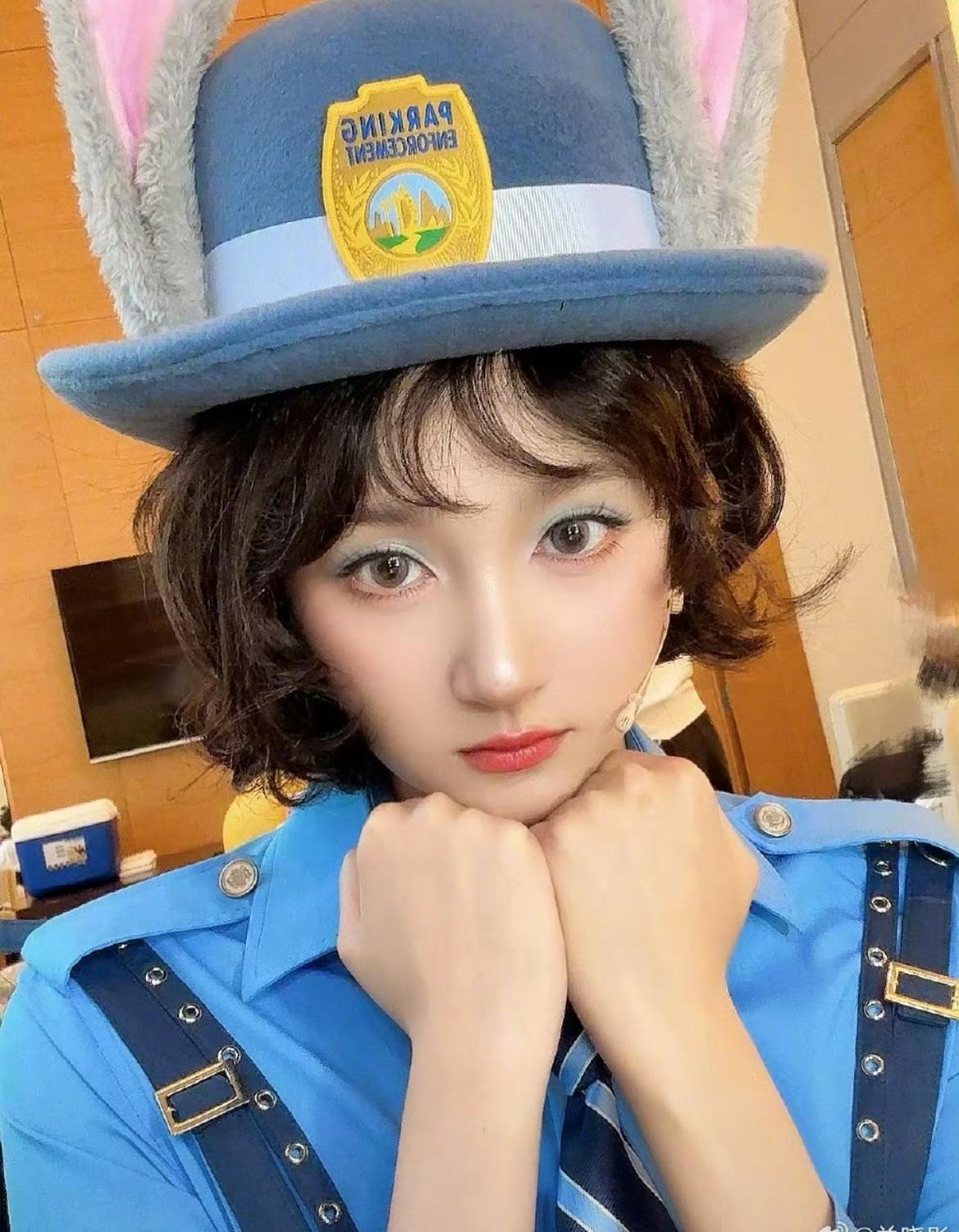 关晓彤这生日装扮美得一批，微卷的头发惹人喜爱！关晓彤朱迪造型 关晓彤出图审美 鹿