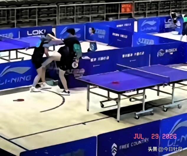 终于明白了曹彦灏为什么敢在球场上，拳打脚踢对手了。
​首先，他爹是江苏乒乓球圈资