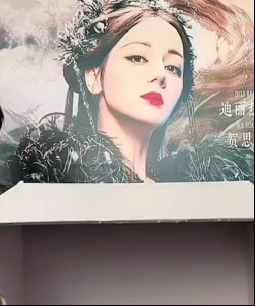 自己悄悄缩到箱子后面，然后嗖一下举着手冒出来这个热巴萌的！！🤏🏻🤏🏻热巴