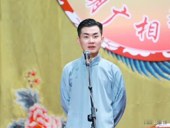 最好的办法是买张票，去麒麟剧社看陶阳演戏，或去相声小园子听陶阳说相声。
不想买票