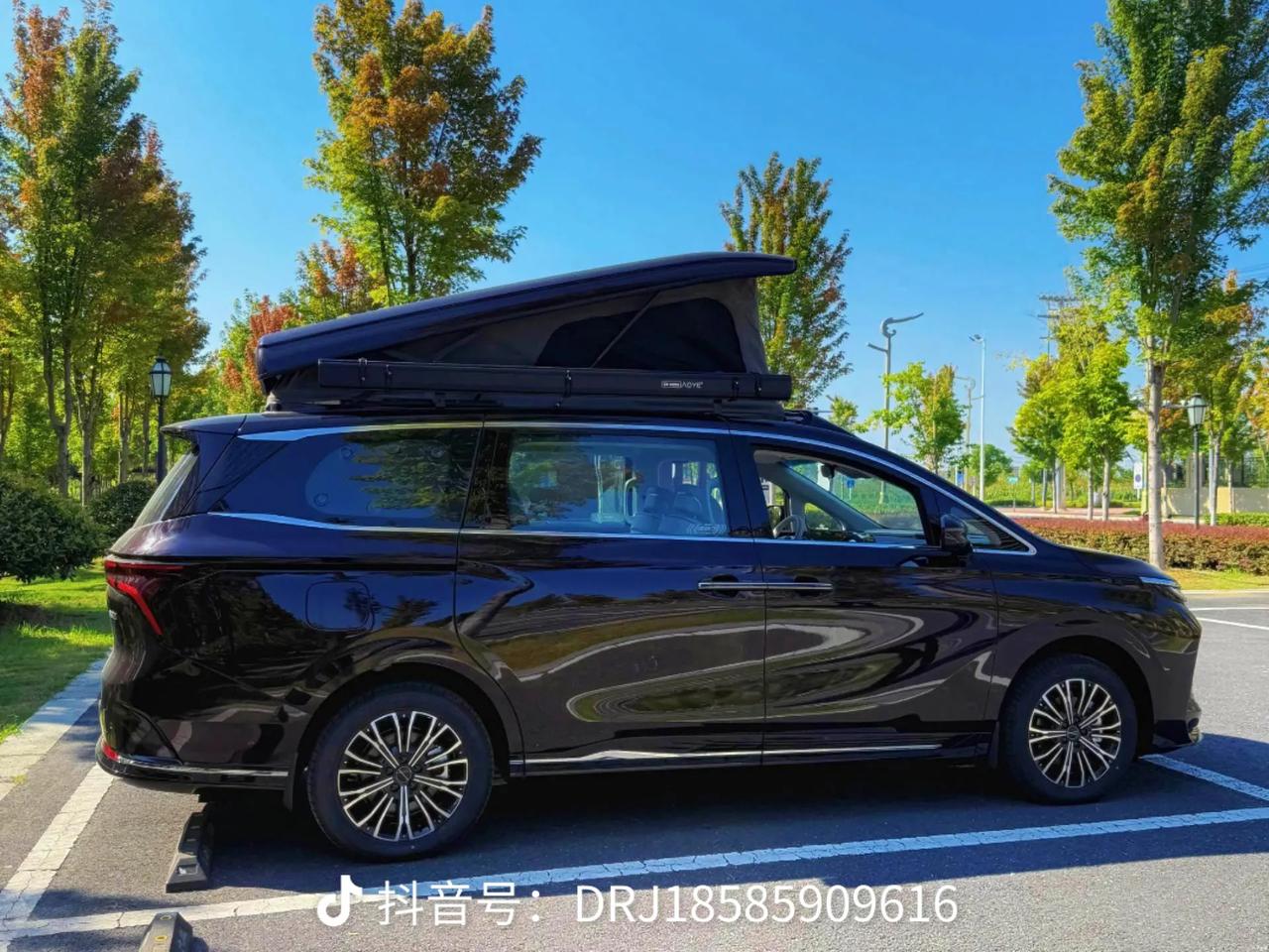 最近刷到武汉、南京热门景点路边，遍地车顶帐篷、改装自驾车辆，网上争议也跟着来了。
