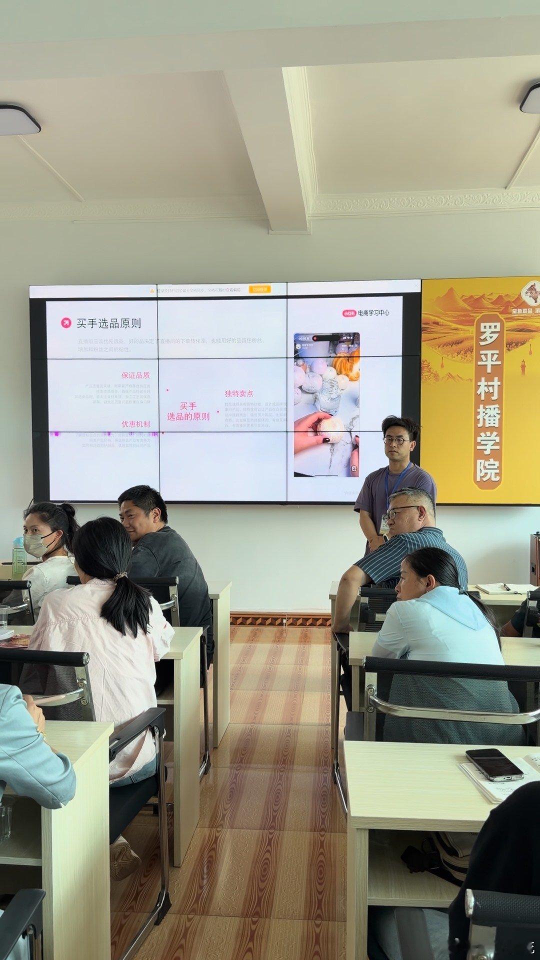 花乡红人活动在云南启动 看到罗平有开启了这么好的活动，真的是非常的不错，把农业和