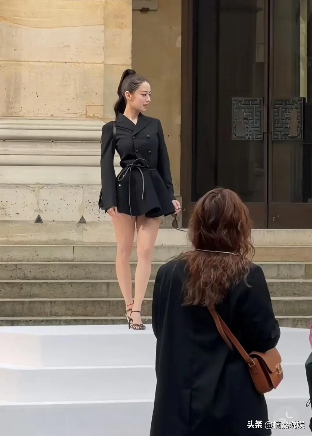 不愧是“钢琴王子”朗朗的审美，吉娜的颜值、身材真的不输当红明星！
吉娜现身巴黎时