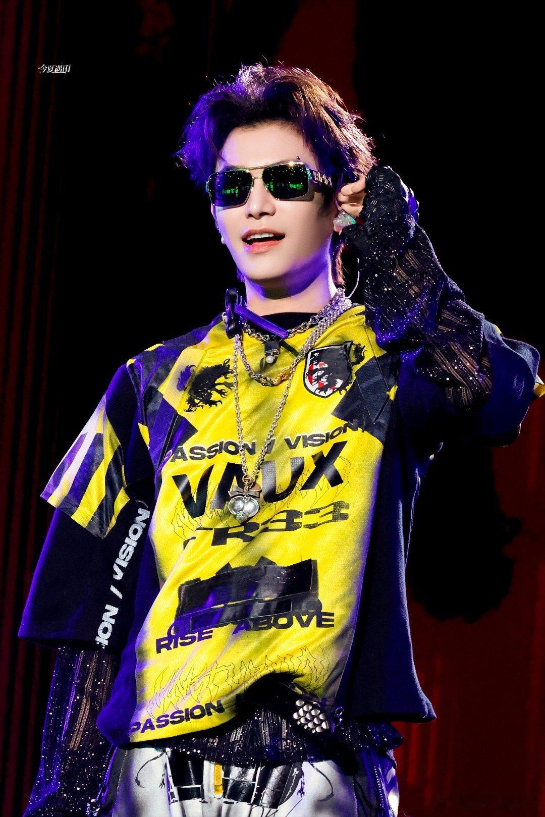 dyx 光影流转，从他的眼里我看到世间万象、红尘烟火。无一是他，无一不是他。