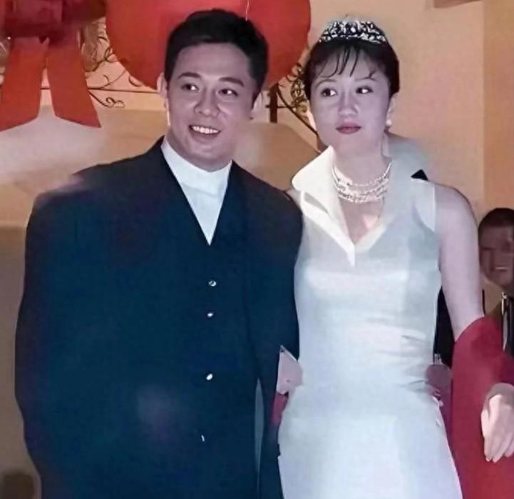 当年李连杰和利智结婚时一张照片，利智有种满脸不情愿的感觉。
 
山鸡配凤凰，肯定