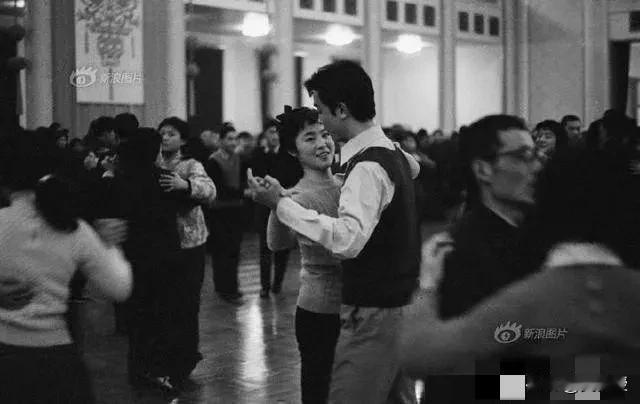 曾经跳交谊舞是不被允许的
因为是资产阶级情调
所谓擦边，绝不仅仅在于那跳舞之人