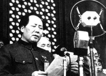1949年，开国大典上林伯渠高声宣布："请毛主席升旗！"他未曾察觉这句话里藏着一