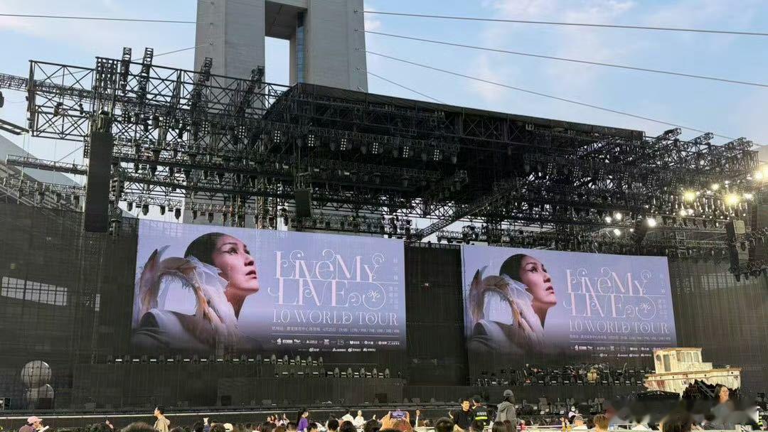 杨千嬅亲自提供第二视角演唱会杨千嬅开演前直播等堵车歌迷不慌不忙静待歌迷到场，温柔