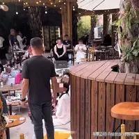 3月8日，云南西双版纳热带花卉园发生明星综艺录制强制清场游客事件，引发全网热议。