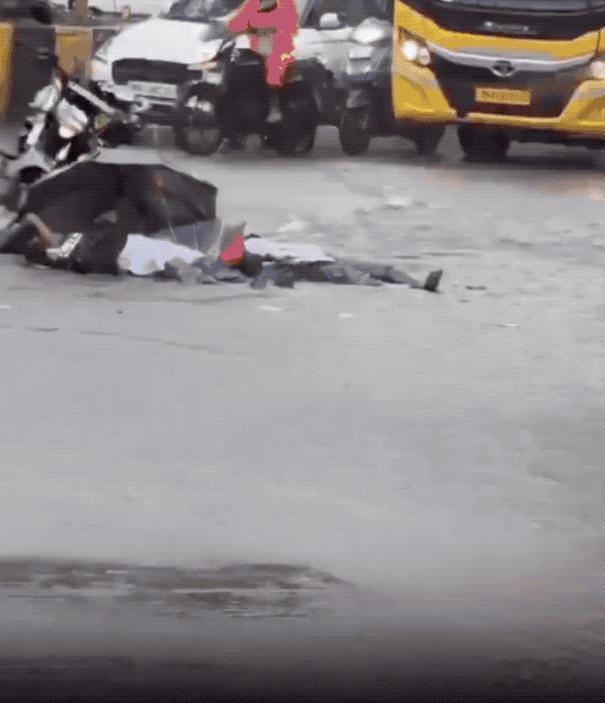 印度孟买2名女大学生被电晕：倒在积水中人事不省，一场暴雨就压垮当地基建！近日印度
