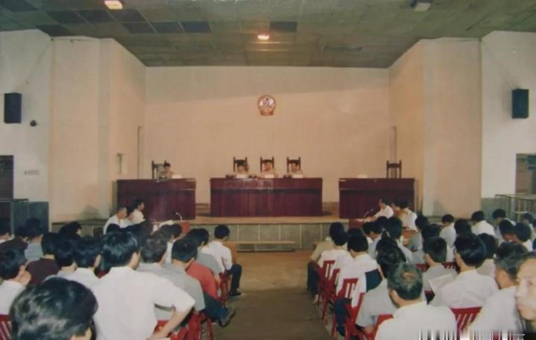 这事不是电影，是1993年真发生的事。
陈绍明开着没保险的货车，晚上在黑龙潭路上