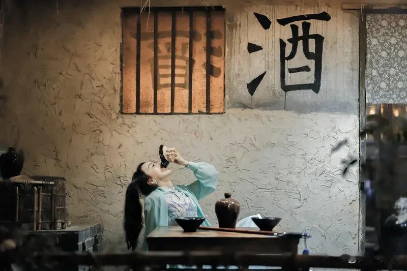 上联:半夜独饮相思酒
下联:三更闲弹寂寞弦
上联:仄仄平仄平平仄
下联:平平平平