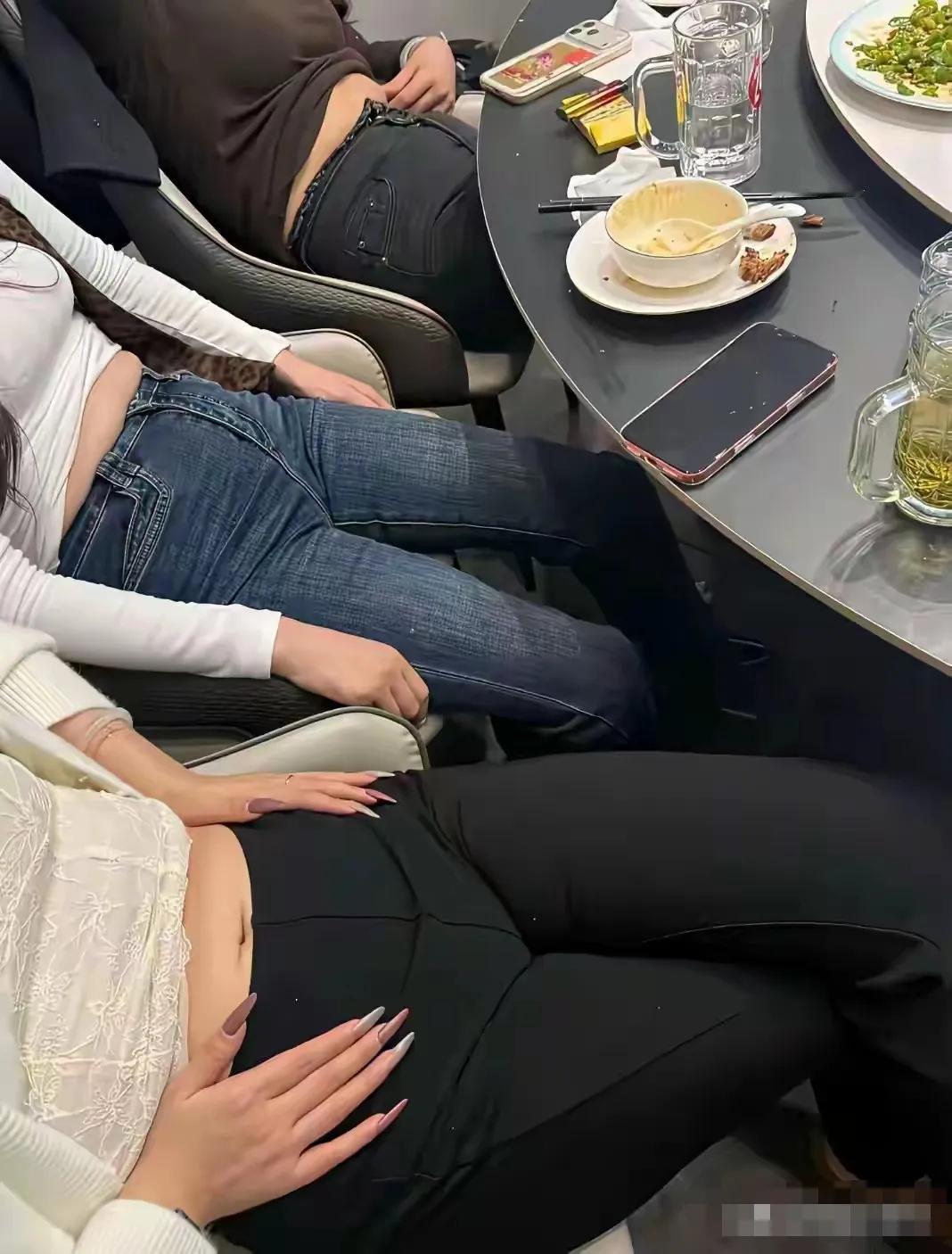 女人还是少喝点酒比较好，年纪轻轻的，一个个把肚子喝的像青蛙一样，多失风雅。