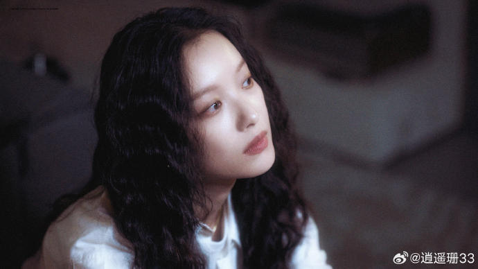 倪妮 截不到丑图 刷《隐身的名字》预告停不下来！倪妮这颜值是吃了防腐剂吗？暗光下