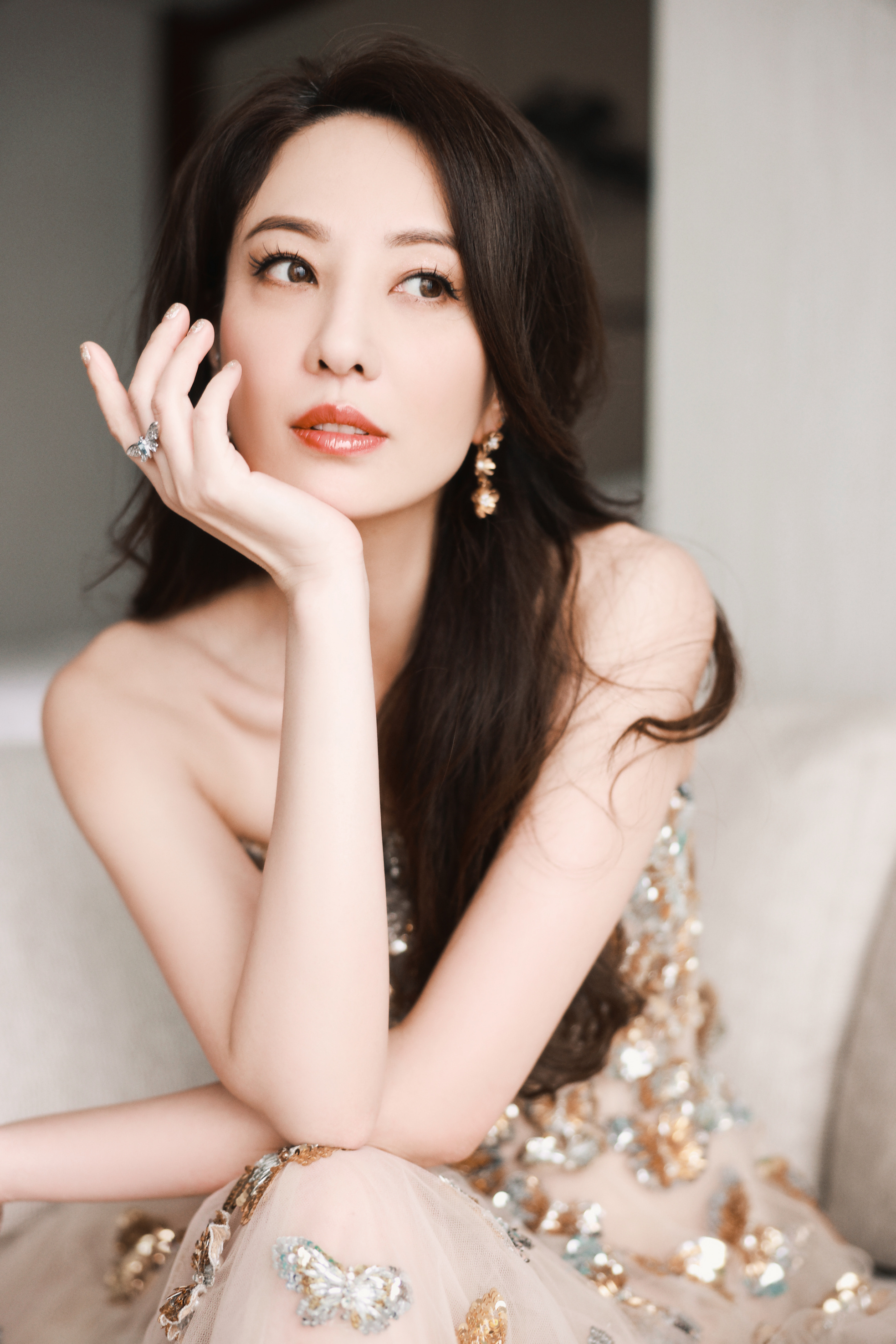 郑希怡  浮光跃金，朦胧柔美，以蝴蝶之姿🦋踏入繁花秘境💐  ​​​