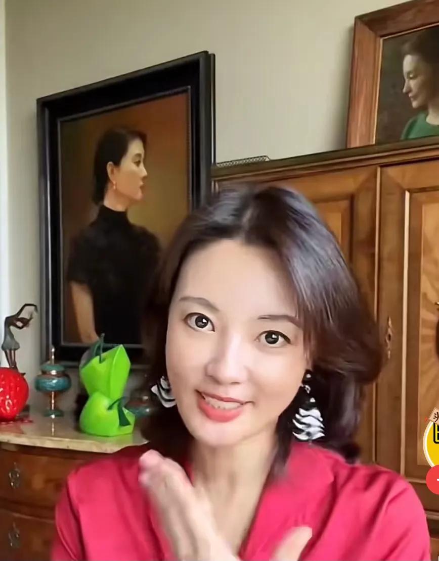 表面风光的单身，其实也有难言的苦涩。
盘点央视至今单身的八位主持人：
1.刘芳菲